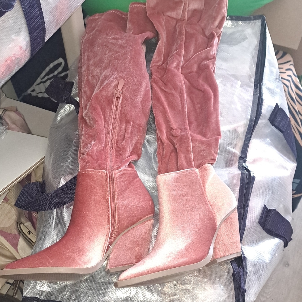 Velvet feel Knee-High Boots in Pink
